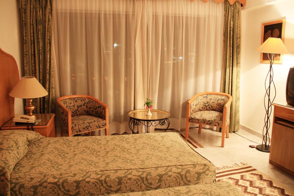 Turquoise Beach Hotel - Image 2